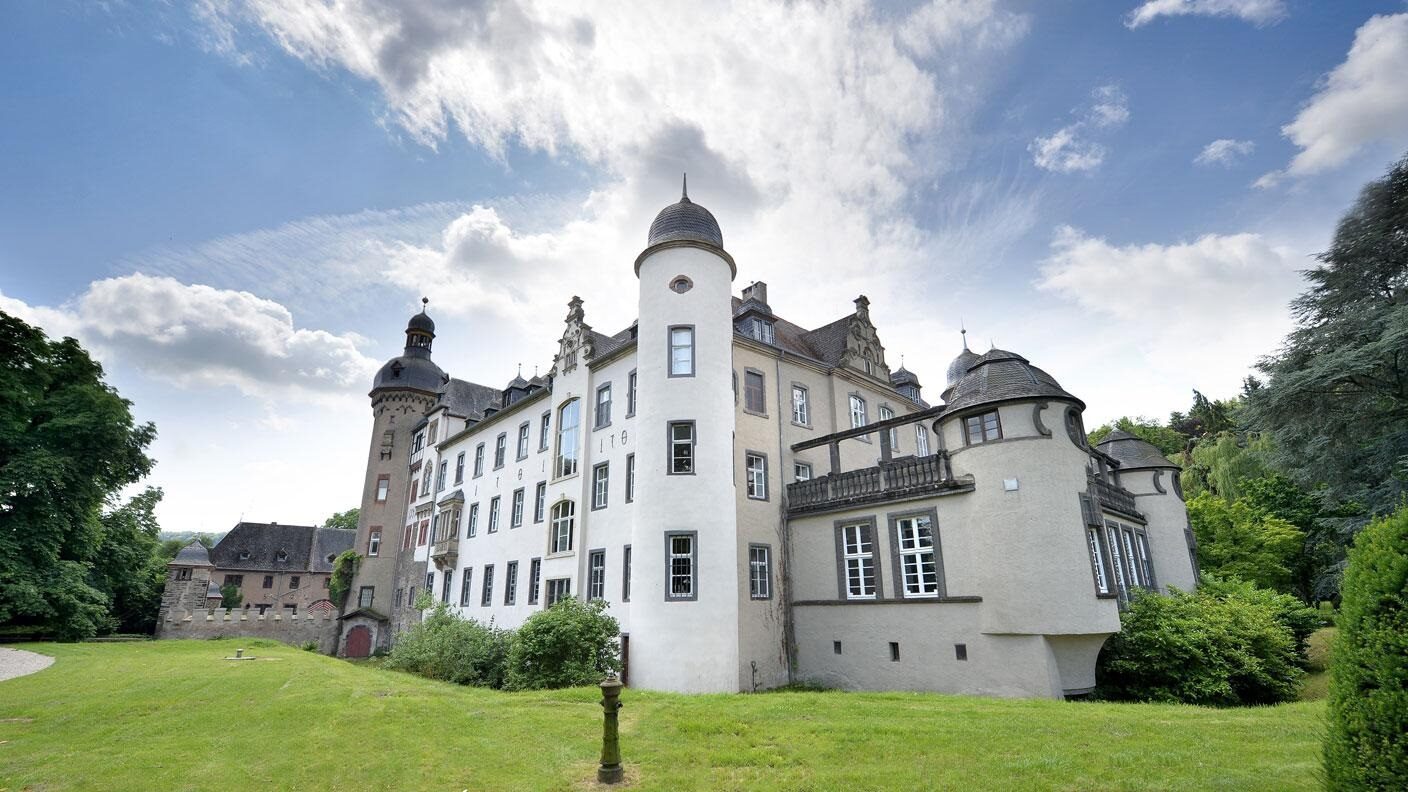 Schloss Burg Namedy mit Türmen und Parkwiese