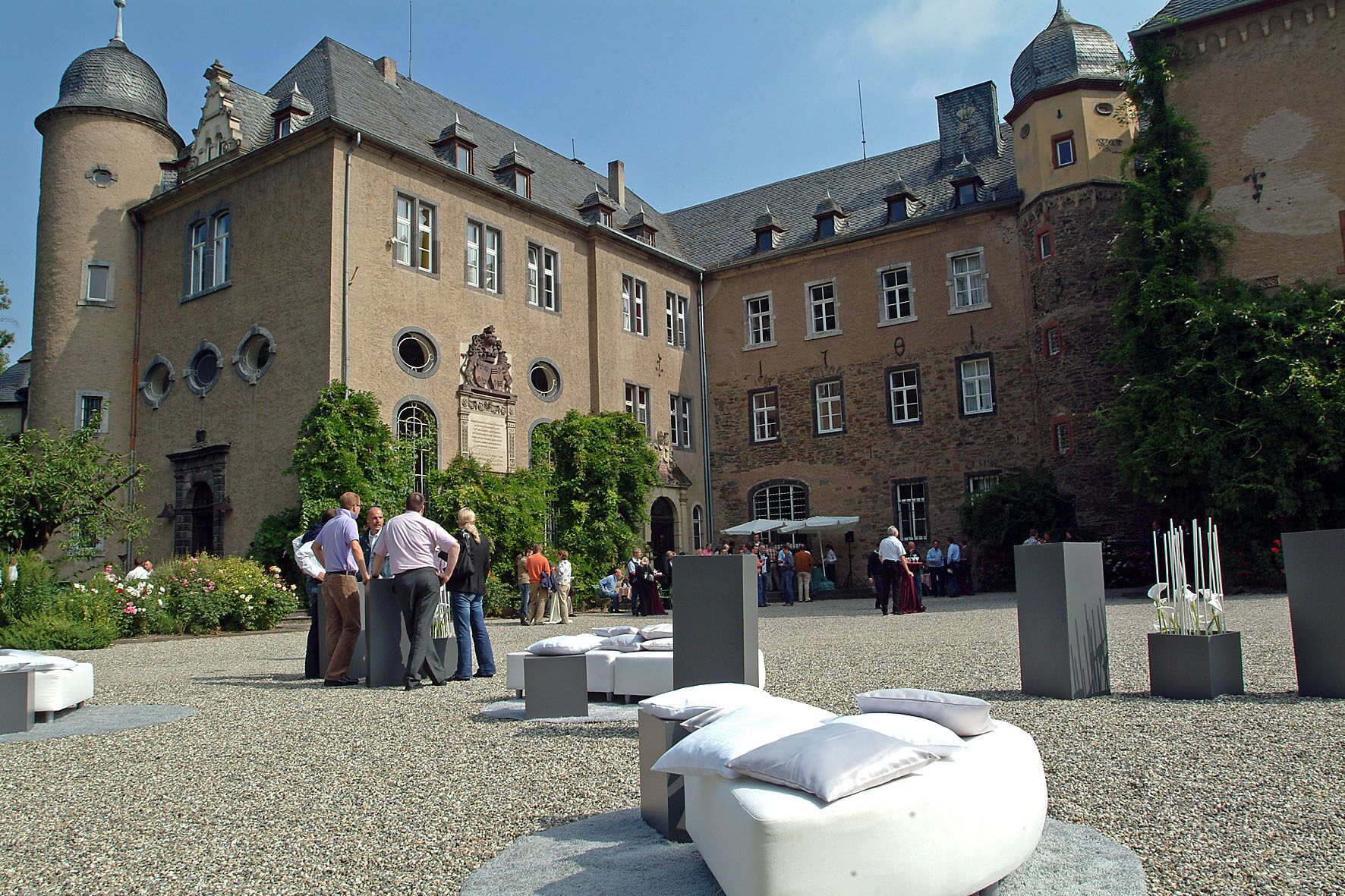 Firmenevent im Innenhof von Burg Namedy