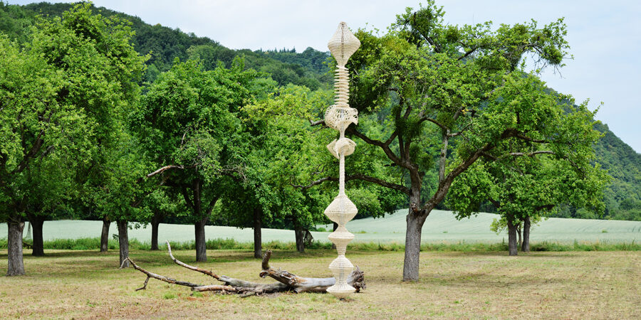 Geflochtene Skulptur zwischen Bäumen im Schlosspark